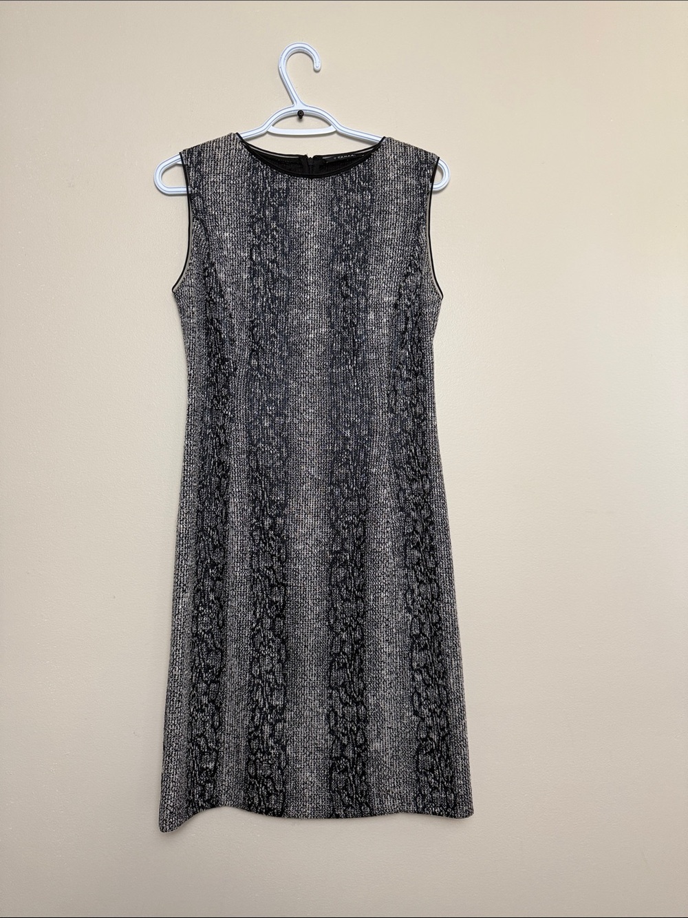 Tahari Sleeveless Black and Gray Patterned Shift Dress size 8